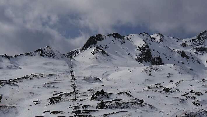 유럽 스포츠 여행 겨울 자연 휴가 스키 산 사람없음 야외 계곡 얼음 추위 흰색 스페인 정상 고도 언덕 휴양지 스키선수 지역 아라곤 내추럴 랜드마크 눈내림 4K MP4 해외동영상 클립영상 자연요소 계절 나라 컬러 겨울스포츠 운동선수 눈_날씨 장소 생태계 동영상 파일형식