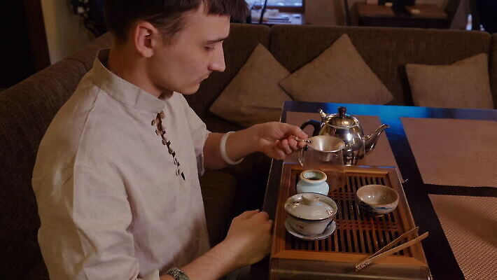 전통 문화 음료 선 컨셉 주류 쟁반 한명 동양인 컵 일본 중국 화목 골동품 뜨거움 도자기 사발 붓기 맛 찻잔 준비 향기 냄새 아로마 서빙 주인 유리주전자 도예가 우롱차 투입 MOV 해외동영상 클립영상 직업 1 식기 아시아 모션 유리 주전자 잔 사람 인종 차_음료 사기그릇 동영상 파일형식