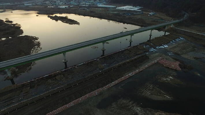 나무 지구 호수 섬 백그라운드 겨울 밭 자연 하늘 한국 안테나 파노라마 사람없음 야외 건물 물 파란색 강 새벽 흰색 개울 급류 저녁 작음 땅 커뮤니티 남쪽 내추럴 드론 4K MOV 해외동영상 클립영상 자연요소 식물 건축물 계절 아시아 컬러 농업 통신 촬영기법 야간 크기 방향 생태계 동영상 파일형식