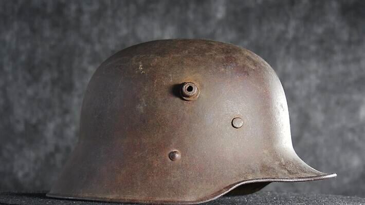 유럽 무기 독일 안전 사람없음 세계 금속 장비 수확 골동품 역사 구출 보호 헬멧 부식 복고 군용 싸움 전쟁 육군 갑옷 기간 보병 스트랩 옛날 철강 4K MP4 해외동영상 클립영상 나라 컨셉 농업 모션 재질 군대 도움 보호장비 동영상 파일형식