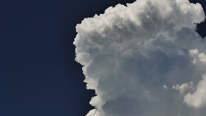 구름 컬러 백그라운드 자연 하늘 날씨 풍경 사람없음 야외 가로 여름 파란색 빛 햇빛 태양 뷰티 우주 환경 흰색 전원 분위기 장면 천국 솜털 스카이라인 내추럴 오존 적란운 천창 유일 타임랩스 MOV 해외동영상 클립영상 자연요소 계절 컨셉 촬영기법 전기에너지 생태계 동영상 파일형식 구름_자연