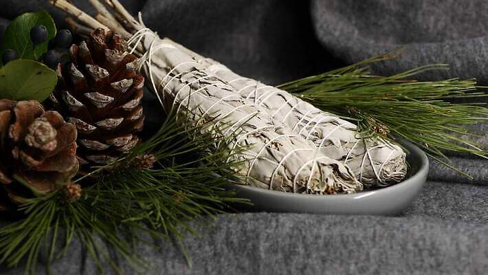 요가 휴식 여러명 사람없음 스파 미국 고요 흰색 샌들 신비 인도인 청소 보따리 향기 아로마 향 마법 아로마테라피 연소 세이지 자연요법 4K MP4 해외동영상 클립영상 외국인 웰빙 컬러 다수 신발 컨셉 북아메리카 사람 동양인 냄새 테라피 동영상 파일형식