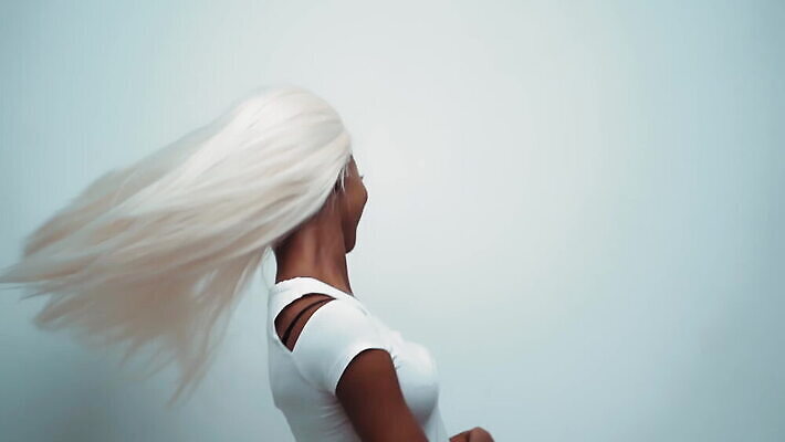 백인 모델 헤어스타일 손 배너 드레스 포즈 흑인 비즈니스 바닥 실내 파노라마 한명 앉기 뷰티 숫자 유행 모임 덮개 흰색 고급 잡지 누드 발사 디자이너 미녀 경영자 상업 예술가 스타일리스트 헤딩 스타일 MOV 해외동영상 클립영상 서양인 직업 문자 1 옷 컬러 컨셉 모션 촬영기법 사람 내부 신체부위 간행물 축구 뚜껑 미인 리더 동영상 파일형식