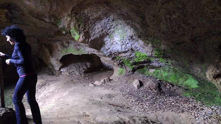 여자 지구 과학 여행 백그라운드 자연 실내 사람없음 빛 여행객 계단 어둠 산책 탐험 바위 터널 동굴 신비 철 생물학 지하 고고학 깊이 석회암 옛날 지질 지질학 4K HD MP4 해외동영상 클립영상 교육 길 컨셉 휴식 사람 내부 암석 돌_바위 생태계 동영상 파일형식