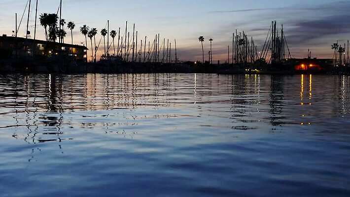 실루엣 바다 여행 요트 휴가 전등 항해 사람없음 물 여름 야자수 반사 마을 항구 미국 어둠 황혼 일몰 새벽 물가 보트 고급 저녁 함선 캘리포니아 주말 태평양 포트 돛대 프리미엄 4K 오션사이드 MP4 해외동영상 클립영상 자연요소 나무 계절 컨셉 북아메리카 배_교통 교통시설 조명 촬영기법 풍경 노을 야간 동영상 파일형식