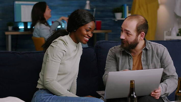 응시 행복 거실 인터넷 휴식 주택 맥주 함께함 대화 웃음 사람 앉기 사람없음 친구 노트북 소파 파티 우정 방 관찰 그룹 아프리카인 야간 저녁 먹기 다인종 온라인 리빙 다민족 섞기 소셜 시리즈 사교적 4K MOV 해외동영상 클립영상 자연요소 외국인 시선 감정 컨셉 의자 관계 모션 주류 표정 말하기 인종 이벤트 건물 전자제품 동영상 파일형식