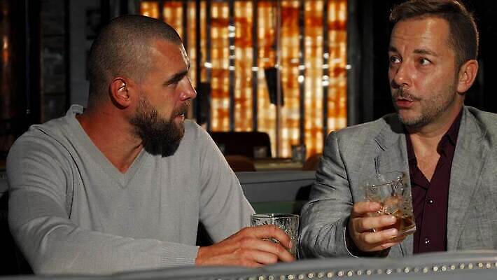 라이프스타일 남자 행복 음료 통신 휴식 기념 사람 이벤트 성인 두명 친구 파티 식당 축제 우정 마시기 축하 알코올 바 비즈니스맨 클래식 고급 클럽 건배 긍정 위스키 채팅 코냑 유흥 4K MOV 해외동영상 클립영상 감정 컨셉 비즈니스 관계 모션 주류 생활 상점 와인 직장인 동영상 파일형식