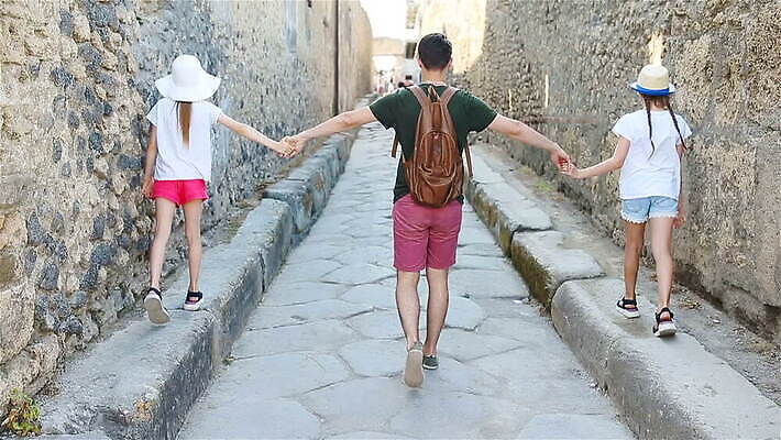 유럽 문화 여행 건축양식 가족 휴가 산 거리 사람 건물 세명 여행객 이탈리아 골동품 기둥 도시 역사 재산 폐허 화산 타운 천연기념물 고고학 구시가지 나폴리 로마인 옛날 MOV 해외동영상 클립영상 건축물 교육 건축 나라 관계 인종 금융 동영상 파일형식