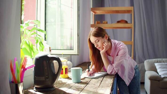 1 여자 커피 음료 생각 창문 휴식 주택 실내 한명 서기 미소 사람 성인 내부 컵 인테리어 뷰티 주방 공책 꿈 방 머그컵 기록 잡기 기다림 닫기 차 내추럴 스타일 4K MP4 해외동영상 클립영상 식기 디자인 컨셉 모션 문구용품 표정 건물 동영상 파일형식
