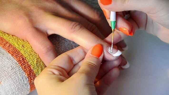 백인 손 여자 컬러 2 신체 손가락 기술 관리 손바닥 사람 빛 수건 뷰티 상점 스파 화장품 못 화려 기술자 고급 닫기 손톱관리 손톱 미용사 그림 광택 몸단장 니스 돌봄 위생관리 신청 MOV 해외동영상 클립영상 서양인 직업 컨셉 모션 신체부위 위생용품 공구 네일아트 동영상 파일형식