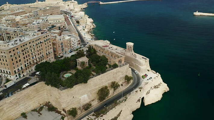 유럽 바다 섬 여행 건축양식 하늘 안테나 파노라마 풍경 사람없음 건물 빨간색 초록색 갈색 성당 교회 탑 도시 사찰 지중해 스카이라인 항공촬영 몰타섬 수도권 옛날 웅장함 조감도 4K 설정숏 MOV 해외동영상 클립영상 건축물 건축 나라 뷰포인트 컬러 통신 종교건축 촬영기법 지역 몰타 동영상 파일형식