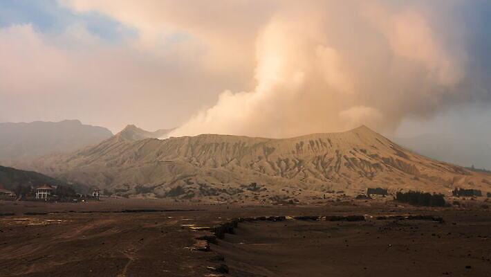 구름 여행 이동 자연 하늘 바람 불꽃 산 사람 풍경 사람없음 야외 햇빛 뷰티 동남아시아 일몰 사막 안개 연기 위험 큼 폭발 땅 화산 인도네시아 먼지 분화구 스카이라인 연소 랜드마크 절정 4K 타임랩스 MOV 해외동영상 클립영상 자연요소 아시아 컨셉 불 날씨 촬영기법 태양 노을 크기 생태계 동영상 파일형식