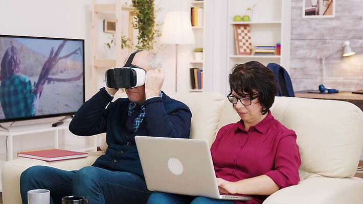 라이프스타일 커플 응시 남자 행복 안경 놀이 미래 새로움 고글 주택 기술 사람 여러명 컴퓨터 3D 디지털 헤드폰 게임 체험 무선전화기 호기심 하이테크 혁명 게이머 옛날 가상 가상현실 현실 획기적 4K MOV 해외동영상 클립영상 시선 잡화 감정 음향기기 다수 컨셉 관계 건물 생활 전자제품 전화기 디지털합성 동영상 파일형식