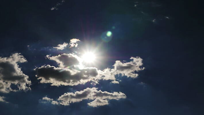 구름 컬러 백그라운드 자연 하늘 날씨 풍경 사람없음 야외 가로 여름 파란색 빛 햇빛 태양 뷰티 우주 환경 흰색 전원 분위기 장면 천국 솜털 스카이라인 내추럴 오존 적란운 천창 유일 4K 타임랩스 MOV 해외동영상 클립영상 자연요소 계절 컨셉 촬영기법 전기에너지 생태계 동영상 파일형식 구름_자연