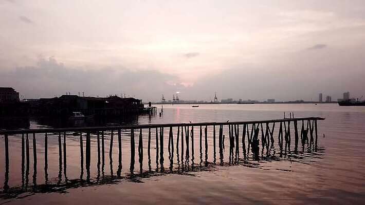 아시아 바다 여행 백그라운드 자연 낚시 주택 풍경 사람없음 목재 물 파란색 여행객 마을 일출 도시 사찰 보트 재산 황금 방파제 낚시꾼 말레이시아 4K 페낭 MOV 해외동영상 클립영상 자연요소 나무 공공시설 나라 컬러 배_교통 재료 종교건축 레저 사람 건물 금융 노을 생태계 동영상 파일형식