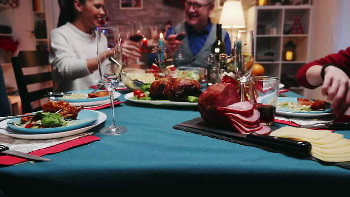 백인 계절 남자 음식 크리스마스 겨울 통신 가정 가족 탁자 휴가 새해 주택 기념 함께함 실내 이벤트 성인 사람없음 내부 장식 친구 파티 축제 식사 저녁식사 치킨 모임 축하 그룹 칼 야간 자르기 주인 세대 설정 칠면조구이 4K MOV 해외동영상 클립영상 자연요소 서양인 기념일 가구 컨셉 관계 모션 사람 건물 구이 동영상 닭고기요리 파일형식
