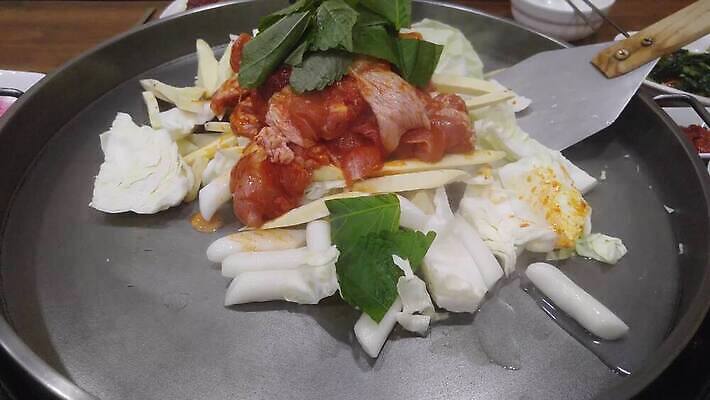 라이프스타일 그릇 음식 고추 주방용품 서브 한국 실내 마늘 육류 요리 사람없음 빨간색 식사 치킨 튀김 신선 뜨거움 양념 연기 그릴 수증기 난로 양배추 브런치 후추 생강 남쪽 점심식사 끓이기 단백질 절임 4K MOV 해외동영상 클립영상 식기 아시아 컬러 생활용품 채소 식재료 모션 내부 생활 난방기 방향 향신료 동영상 닭고기요리 영양소 파일형식