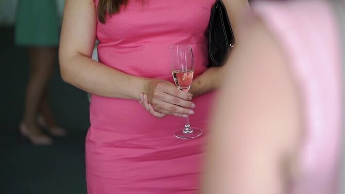 백인 손 여자 기념일 남자 음료 결혼 와인잔 응원 유리 성공 휴가 기념 주류 사람 이벤트 성인 파티 식당 와인 축제 흰색 축하 알코올 잡기 칵테일 바 생일 액체 샴페인 토스트 유리그릇 메를로 양조장 스플래쉬 MOV 해외동영상 클립영상 서양인 그릇 빵 컬러 컨셉 술잔 모션 재질 신체부위 상점 동영상 파일형식