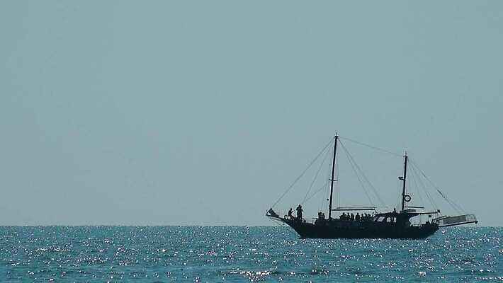 유럽 바다 항해 경비 사람없음 물 기계 보트 경찰 보호 승무원 그리스 서비스 속도 군용 보안 함선 칠면조 그리스인 모터 난민 뗏목 순찰 위기 인원 전국 국경 4K MP4 해외동영상 클립영상 자연요소 서양인 직업 나라 교통수단 컨셉 배_교통 조류 군대 안전 동영상 파일형식