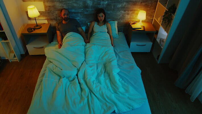 백인 커플 여자 결혼 2 관계 침구 남편 모바일 주택 실내 앉기 세명 파란색 빛 쌓기 침실 잠옷 분노 침대 아내 좌절 야간 충돌 싸움 시끄러움 문제 말다툼 곤란 위기 이혼 4K MOV 해외동영상 클립영상 자연요소 서양인 옷 감정 컬러 가구 컨셉 모션 사람 이벤트 내부 건물 동영상 파일형식