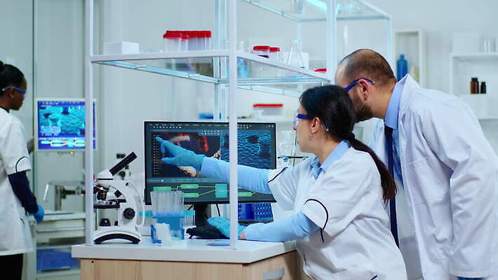 직업 과학 건강 현미경 실험 사람없음 치료 약 검은색 장비 간호사 의사 그룹 엔지니어 실험실 바이러스 보호 질병 생명공학 연구원 과학자 분석 직원 생물학 하이테크 미생물 다민족 혁명 개발 백신 전염병 화학자 코로나바이러스 4K MOV 해외동영상 클립영상 교육 컬러 컨셉 의학 생물 기술 실험기구 의료진 기술자 동영상 학자 파일형식