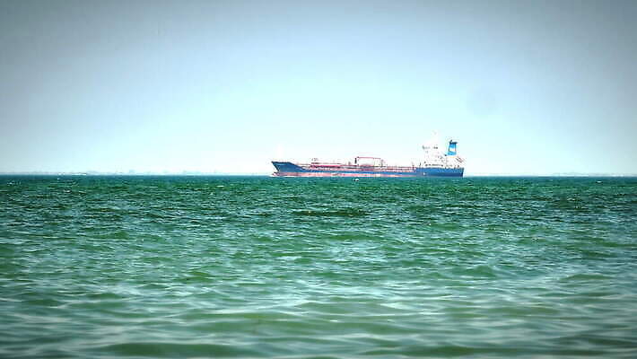 산업 호수 파도 바다 여행 백그라운드 이동 교통시설 자연 하늘 바람 날씨 휴가 항해 사람없음 야외 물 파란색 금속 에너지 자유 화물 업무 오픈 보트 작음 큼 크루즈 함선 네비게이션 물류 루트 유조선 항해사 4K MOV 해외동영상 클립영상 자연요소 직업 컬러 교통 컨셉 배_교통 재질 운송업 작업 크기 시설 생태계 동영상 파일형식