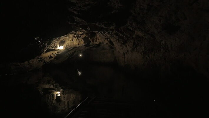 아시아 여행 요트 자연 휴가 산 항해 사람없음 물 강 어둠 탐험 등불 램프 보트 동굴 재산 베트남 석회암 MOV 해외동영상 클립영상 자연요소 나라 배_교통 조명 금융 동남아시아 암석 생태계 동영상 파일형식