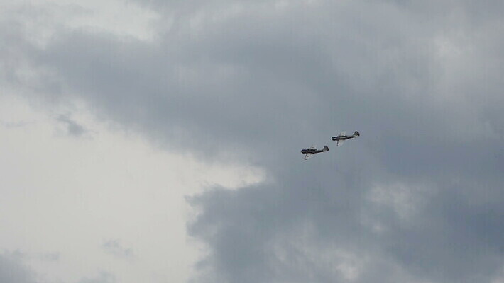 구름 하늘 비행기 안테나 사람없음 파란색 세계 힘 수확 골동품 역사 작음 파일럿 공군 항공 복고 군용 프로펠러 전쟁 쇼 해군 제트기 에어쇼 대패 옛날 착륙 폭격기 MOV 해외동영상 클립영상 자연요소 직업 무기 컬러 농업 통신 항공교통 대중교통 군대 크기 동영상 파일형식
