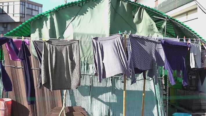 외관 옷 아시아 선 여행 지붕 거리 주택 건조 매달리기 동양인 사람없음 건물 물 컬러풀 환경 흰색 시골 도시 빨래 쓰레기 오두막 가난 인도인 폐허 베트남 불행 커뮤니티 문제 서식지 개발 메콩강 빈민가 재앙 판잣집 4K MOV 해외동영상 클립영상 자연요소 외국인 건축물 나라 컬러 컨셉 가사 모션 인종 동남아시아 동영상 파일형식