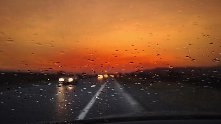 도로 여행 백그라운드 창문 교통시설 자동차 자연 유리 날씨 거리 사람없음 물 파란색 빛 노란색 어둠 황혼 일몰 새벽 거울 운전 젖음 가을 물방울 도시 액체 고속도로 떨어짐 승차 야간 저녁 소프트포커스 위험 빗방울 속도 질감 폭풍 블러 자동 1인칭시점 4K MP4 해외동영상 클립영상 자연요소 시선 계절 길 육상교통 컬러 교통 컨셉 모션 재질 촬영기법 노을 비_날씨 시설 생태계 동영상 파일형식