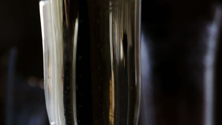 전통 음료 유리 사람없음 컵 반사 와인 축제 거품 축하 알코올 액체 황금 닫기 소프트포커스 샴페인 크리스탈 스파클링와인 MOV 해외동영상 클립영상 식기 컨셉 모션 재질 주류 촬영기법 광석 동영상 탄산 파일형식