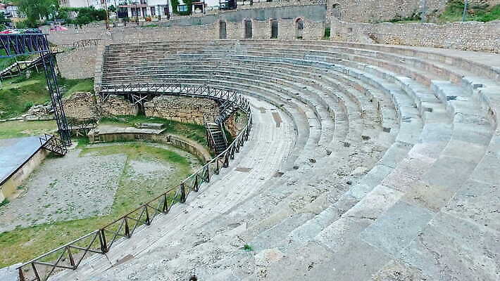 유럽 문화 벽 여행 의자 건축양식 놀이 휴가 사람없음 야외 건물 물 태양 계단 경기장 산책 무대 수확 골동품 성 중세 역사 배우 군중 극장 언덕 폐허 장면 드라마 그리스인 로마인 마케도니아 옛날 원형극장 1인칭시점 4K MOV 해외동영상 클립영상 자연요소 서양인 건축물 시선 건축 나라 가구 농업 스포츠시설 휴식 사람 인종 연예인 동영상 파일형식 남유럽