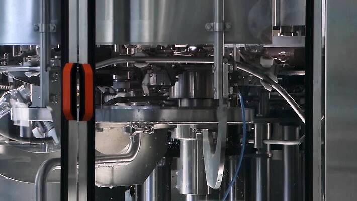 식물 산업 음료 선 비즈니스 포장 공장 모션 사람없음 농장 기계 장비 우유 벨트 업무 원형 액체 그룹 제조 상품 컨테이너 플라스틱 크림 파이프 시스템 수납 튜브 요거트 방법 자동 자동화 줄서기 컨베어밸트 MP4 해외동영상 클립영상 도형 잡화 농업 공업 재질 유제품 작업 동영상 파일형식