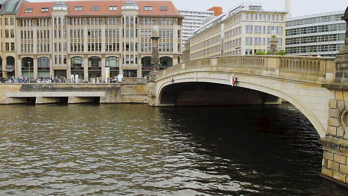 유럽 섬 여행 겨울 건축양식 휴가 거리 독일 사람 사람없음 건물 물 강 도시풍경 도시 역사 승차 크루즈 타운 베를린 통과 천연기념물 랜드마크 수도권 옛날 MOV 해외동영상 클립영상 자연요소 건축물 계절 건축 나라 배_교통 모션 풍경 지역 동영상 파일형식