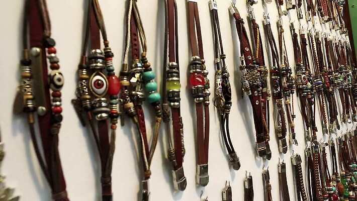 라이프스타일 손 옷 문화 컬러 장신구 팔찌 사람 동양인 두명 유행 상점 거래 반지 악단 화려 변화 시장 실 가죽 보석 수집 진열장 펑키 팔 소매 부적 손목보호대 줄서기 초보 펑크 많음 4K MP4 해외동영상 클립영상 음악 컨셉 모션 인종 생활 신체부위 광석 동영상 파일형식