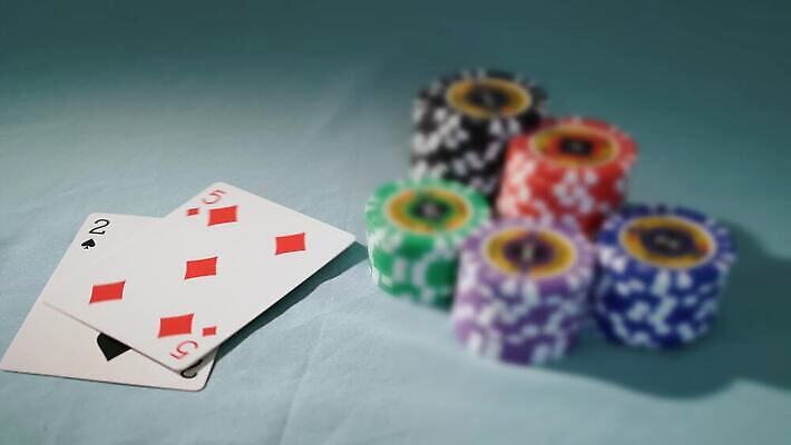 손 스포츠 백그라운드 돈 2 놀이 탁자 성공 사람없음 초록색 쌓기 경쟁 게임 잡기 우승 쌍 신용카드 행운 재산 도박 위험 심볼 카지노 클럽 기회 딜러 포커 보여주기 중독 라스베가스 에이스 잭팟 텍사스 플레이어 필승 4K MOV 해외동영상 클립영상 컬러 가구 컨셉 모션 신체부위 금융 미국 최고 트럼프 동영상 파일형식