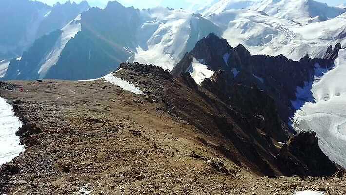 여행 겨울 하늘 산 안테나 파노라마 사람 사람없음 얼음 등산 트래킹 하이킹 광선 흰색 그룹 황무지 위험 오르기 알프스 암초 산봉우리 항공촬영 드론 산악가 원정 절정 카자흐스탄 눈내림 4K 알마티 MP4 해외동영상 클립영상 자연요소 계절 유럽 아시아 뷰포인트 컬러 컨셉 통신 모션 레저 눈_날씨 촬영기법 봉우리 동영상 파일형식
