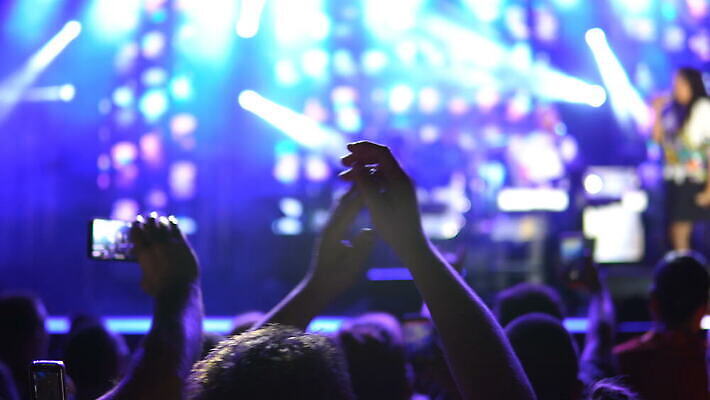 라이프스타일 손 실루엣 무기 음악 놀이 새로움 바닥 사람 이벤트 빛 노란색 파티 축제 콘서트 공연 기쁨 무대 춤 악단 부채 그룹 군중 야간 큼 박수 연도 DJ 클럽 디스코 오르기 크리스마스이브 팝 생존 많음 유흥 4K MOV 해외동영상 클립영상 자연요소 감정 컬러 컨셉 크리스마스 모션 문화예술 촬영기법 손짓 생활 신체부위 크기 동영상 파일형식