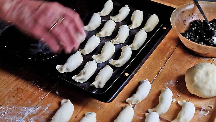 전통 음식 컨셉 가사 재료 탁자 주택 건강 요리 사람없음 갈색 주방 계란 빵집 흰색 신선 혼합 낟알 밀 굽기 책상 준비 반죽 만들기 밀가루 레시피 밀가루반죽 섞기 스터핑 제빵사 페스츄리 핸드메이드 MOV 해외동영상 클립영상 직업 빵 컬러 가구 모션 곡류 건물 상점 알 가루 구이 동영상 파일형식