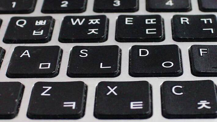 직업 교육 컨셉 비즈니스 텍스트 통신 열쇠 정보기술 사람없음 노트북 컴퓨터 사무실 디지털 검은색 공책 자료 웹 장비 회색 타이핑 키보드 업무 작업실 메시지 닫기 휴대용 심볼 오브젝트 언론 의사소통 입력 키패드 하드웨어 MOV 해외동영상 클립영상 컬러 인터넷 모션 문구용품 기술 전자제품 작업 동영상 파일형식