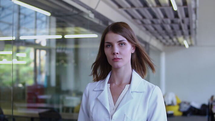 백인 직업 여자 이동 유니폼 모션 성공 건강 병원 실험 한명 성인 내부 금발 약 걷기 방 추위 환자 의사 코트 흰색 실험복 작업 실험실 과학자 직원 외과 느림 보험 인원 치료사 MOV 해외동영상 클립영상 서양인 1 헤어스타일 옷 컬러 과학 컨셉 의학 사람 외투 의료진 가운 동영상 학자 파일형식