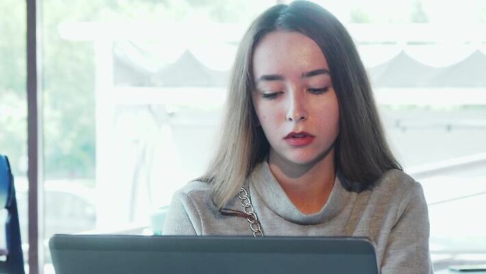 직업 학생 교육 인터넷 비즈니스 사업가 창문 아침 스트레스 피곤 한명 사람 노트북 컴퓨터 카페 슬픔 분노 도시 비즈니스우먼 고장 종업원 불안 대학교 긴장 온라인 불만 부정적 우울증 위기 지능 프로젝트 프리랜서 4K MOV 해외동영상 클립영상 주간 1 여자 감정 컨셉 학교 전자제품 상점 직장인 질병 동영상 파일형식