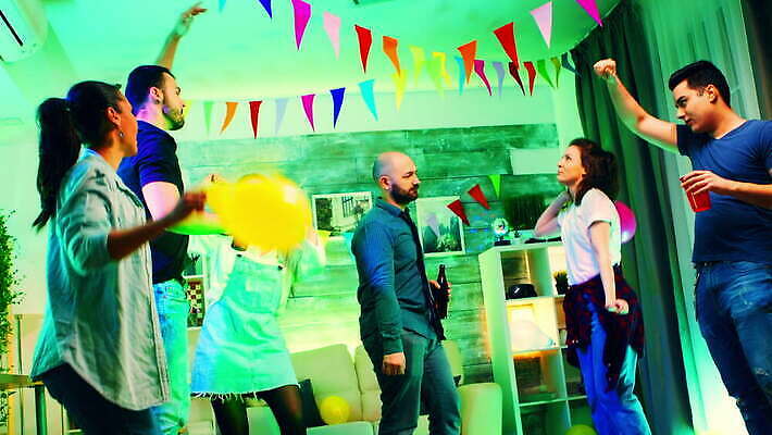 학생 여자 남자 음악 거실 모션 휴가 아파트 주택 사람 성인 사람없음 친구 파티 우정 기쁨 모임 마시기 알코올 춤 야간 흥분 디스코 주말 유흥 사교적 4K MOV 해외동영상 클립영상 자연요소 감정 컨셉 관계 문화예술 이벤트 건물 동영상 파일형식