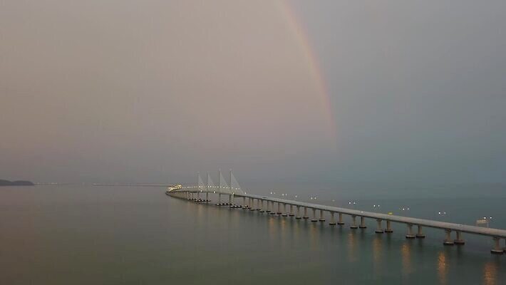 구름 디자인 아시아 도로 바다 여행 무지개 건축양식 교통시설 하늘 안테나 풍경 사람없음 야외 가로 파란색 뷰티 동남아시아 황혼 고속도로 연결 말레이시아 랜드마크 조감도 수평선 4K 페낭 MOV 해외동영상 클립영상 자연요소 건축 나라 길 컬러 교통 통신 일몰 시설 동영상 파일형식
