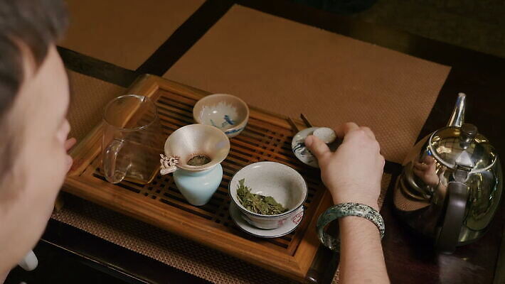 전통 음료 선 탁자 주전자 휴식 건강 집게 한명 사람 동양인 목재 컵 초록색 물 일본 중국 수확 신선 뜨거움 사발 의식 붓기 차 허브 어깨 국자 준비 아로마 주인 유리주전자 철학 필터 MOV 해외동영상 클립영상 자연요소 나무 식물 1 식기 교육 아시아 컬러 가구 컨셉 농업 재료 모션 유리 주방용품 인종 신체부위 사기그릇 동영상 파일형식