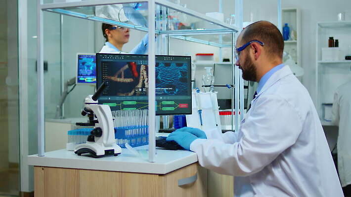 직업 과학 건강 현미경 실험 사람없음 치료 약 검은색 장비 간호사 의사 그룹 엔지니어 실험실 바이러스 보호 질병 생명공학 연구원 과학자 분석 직원 생물학 하이테크 미생물 다민족 혁명 개발 백신 전염병 화학자 코로나바이러스 4K MOV 해외동영상 클립영상 교육 컬러 컨셉 의학 생물 기술 실험기구 의료진 기술자 동영상 학자 파일형식