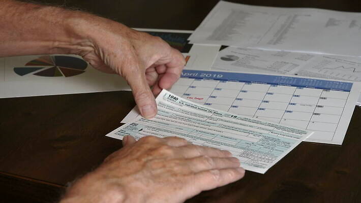 백인 손 종이 비즈니스 금융 미국 계산기 달력 가리킴 업무 날짜 계획 정상 4월 책상 파일 엽서 법 머리위 회계 2018년 세금 수입 정부 조언 환불 과세 4K MOV 해외동영상 클립영상 서양인 가구 컨셉 북아메리카 문구용품 손짓 신체부위 경제 장비 작업 편지 연도 동영상 파일형식