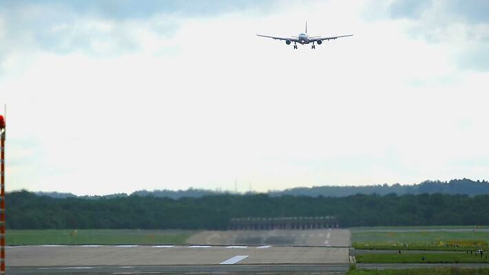 여행 백그라운드 교통시설 비행기 사람없음 공항 땅 쌍둥이 도착 항공 속도 출발 상업 바쁨 활주로 제트기 승객 이륙 엔진 대패 땅바닥 접근 항공사 4K MOV 해외동영상 클립영상 산업 길 교통 컨셉 가족 항공교통 대중교통 바닥 시설 동영상 파일형식