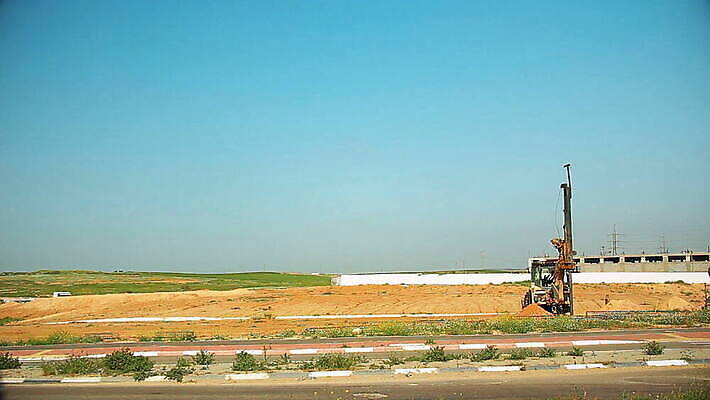 산업 노동자 사람없음 건물 금속 기계 흙 장비 기구 공구 구멍 파편 땅 굴착기 발굴 회전 먼지 트랙터 무거움 기어 한조각 흙더미 모터 땅바닥 땅파기 송곳 이스라엘 철강 MOV 해외동영상 클립영상 직업 1 건축물 재질 바닥 도구 중장비 무게 농기계 특수차량 동영상 서아시아 파일형식 더미