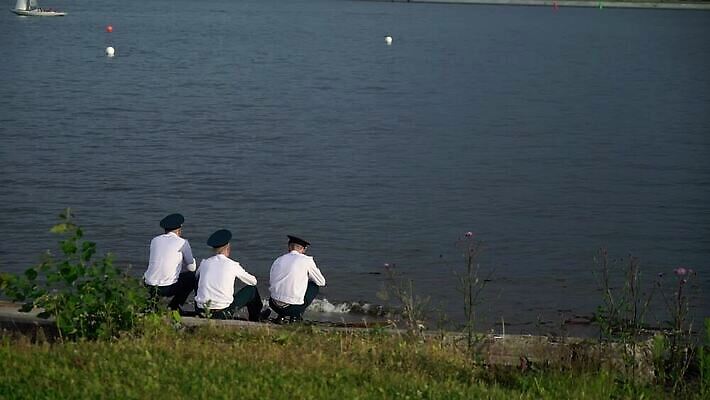 무기 선 유니폼 휴가 휴식 함께함 부츠 경비 앉기 이벤트 사람없음 강 축제 힘 총 벨트 방어 변화 군중 공격 5월 배열 군용 싸움 전쟁 정사각형 러시아 시스템 육군 변장 질서 병정 애국심 명령 러시아인 장교 줄서기 필승 해병대 반복 규칙적 MOV 해외동영상 클립영상 도형 서양인 잡화 옷 유럽 신발 컨셉 모션 군대 어류 안전 사람 예절 우승 날짜 보호 동영상 파일형식